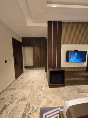 Deluxe Double Room, City View | Interior