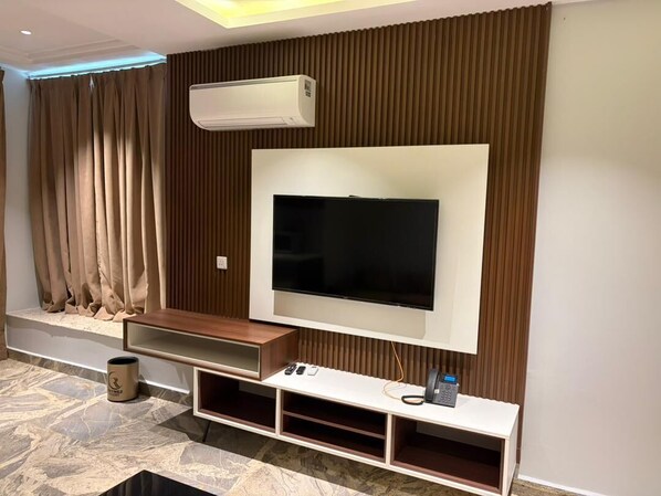 Luxury Suite, City View | Interior - Raynez Resort (Abuja)