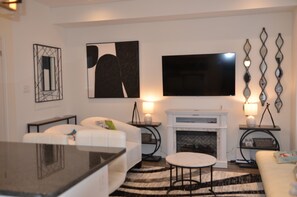 TV - Newly Built House near Niagara Falls and Outlet Mall (Thorold)