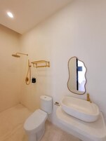 Bañera con ducha, secador de pelo, toallas, jabón