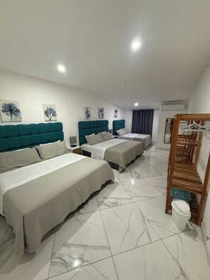 5 bedrooms, iron/ironing board, travel cot, free WiFi - Spacious 5-bedroom house in lovely Costa del Sol Front Beach (Costa del sol)