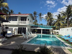 Outdoor pool - Spacious 5-bedroom house in lovely Costa del Sol Front Beach (Costa del sol)