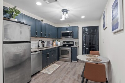 NEW 2BR/ Sleeps 4/Walking distance to MB/StateFarm