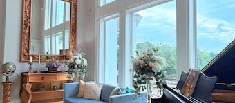 Ultimate Lake Hamilton Estate 15 Bedrooms Private Resort on 8 Acres SLEEPS 53