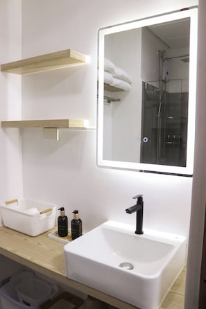 Dutxa, bidet, tovalloles i sabó 