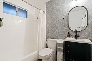 Séchoir à cheveux, serviettes fournies, savon, papier de toilette