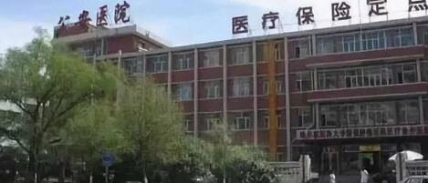 Un edificio de varios pisos con señalización que indica un centro médico y servicios de seguros.