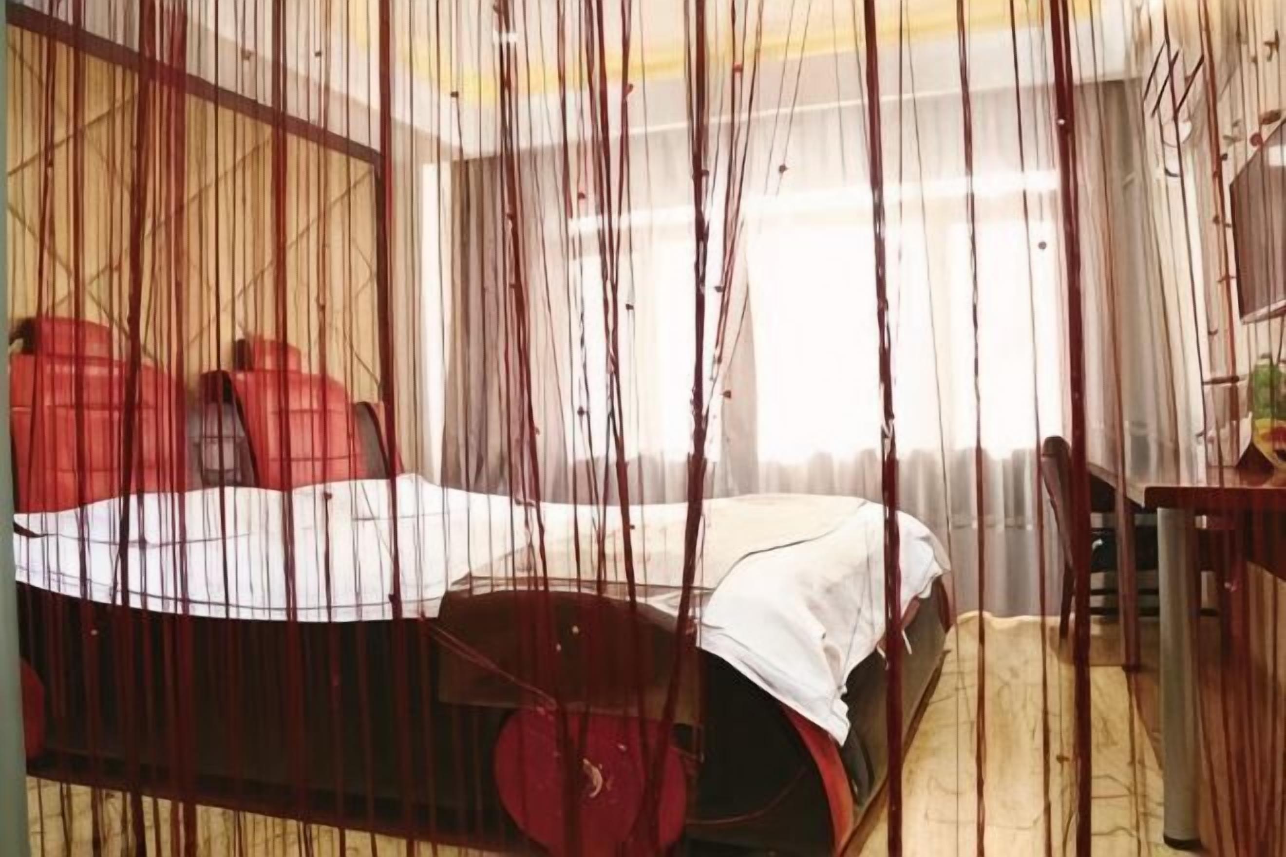 Una habitación con una cama, un escritorio y una silla.