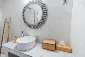 Regadera, secadora de cabello, toallas, jabón 