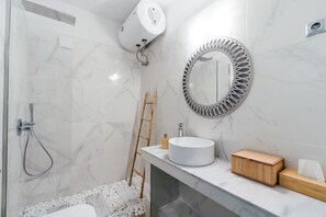 Shower, hair dryer, towels, soap - Almond Deluxe Home - Central Fira (Fira)