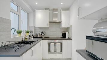 Kjøleskap, mikrobølgeovn, ovn og kokeplater