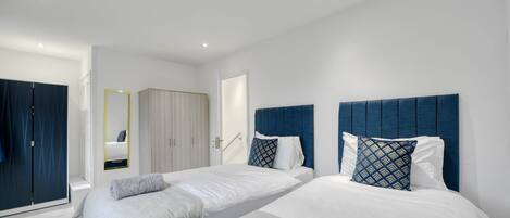 2 عدّة غرف نوم ومكواة/لوح كي وواي فاي مجانًا وملاءات أسرّة