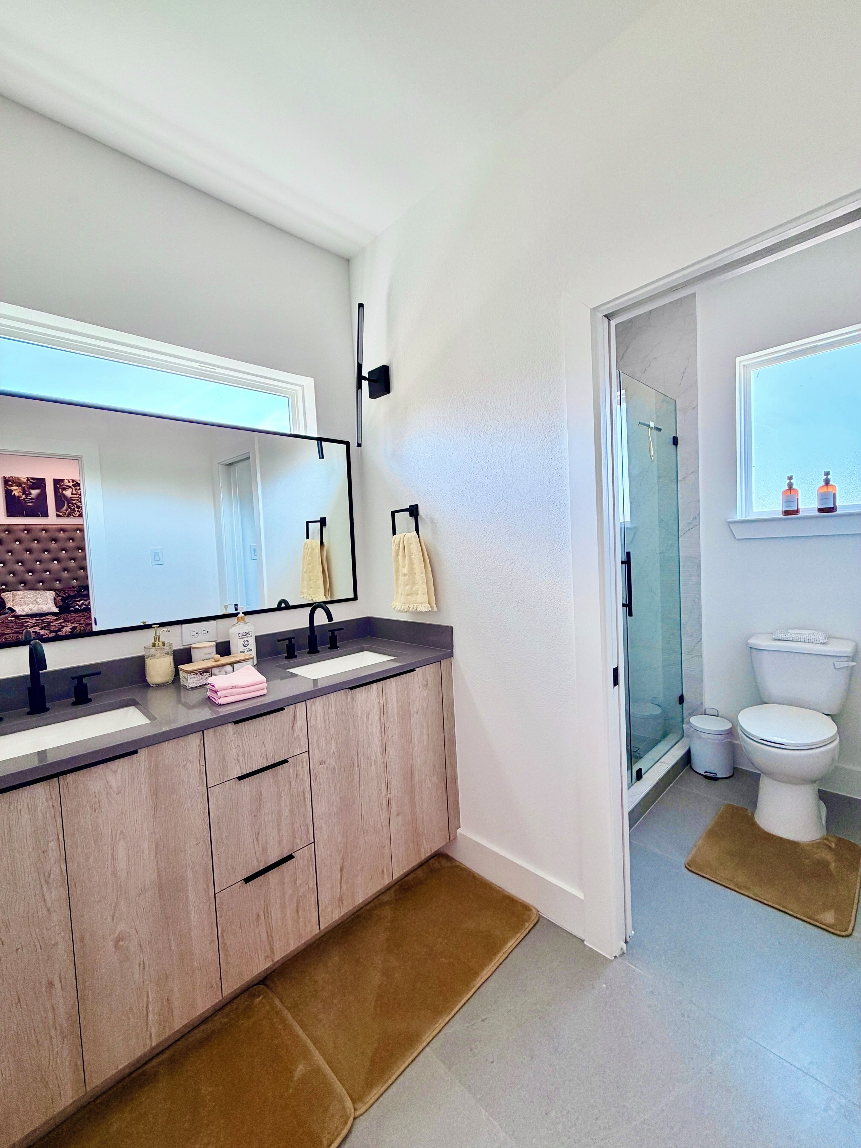 Shower, hair dryer, bidet, towels
