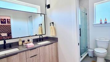 Shower, hair dryer, bidet, towels