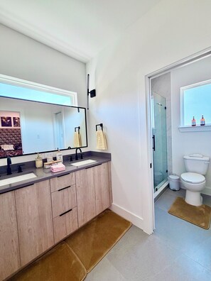 Shower, hair dryer, bidet, towels - Game/Gym Room, Hot tub, Pool table, Arcade,Grill,Gazebo,7 mins to NRG/World Cup! (Houston)