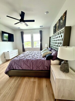 3 bedrooms, desk, iron/ironing board, free WiFi - Game/Gym Room, Hot tub, Pool table, Arcade,Grill,Gazebo,7 mins to NRG/World Cup! (Houston)