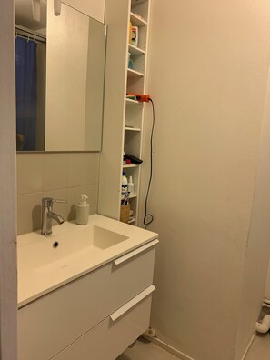 Toallas y papel higiénico