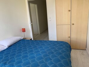 1 bedroom, bed sheets