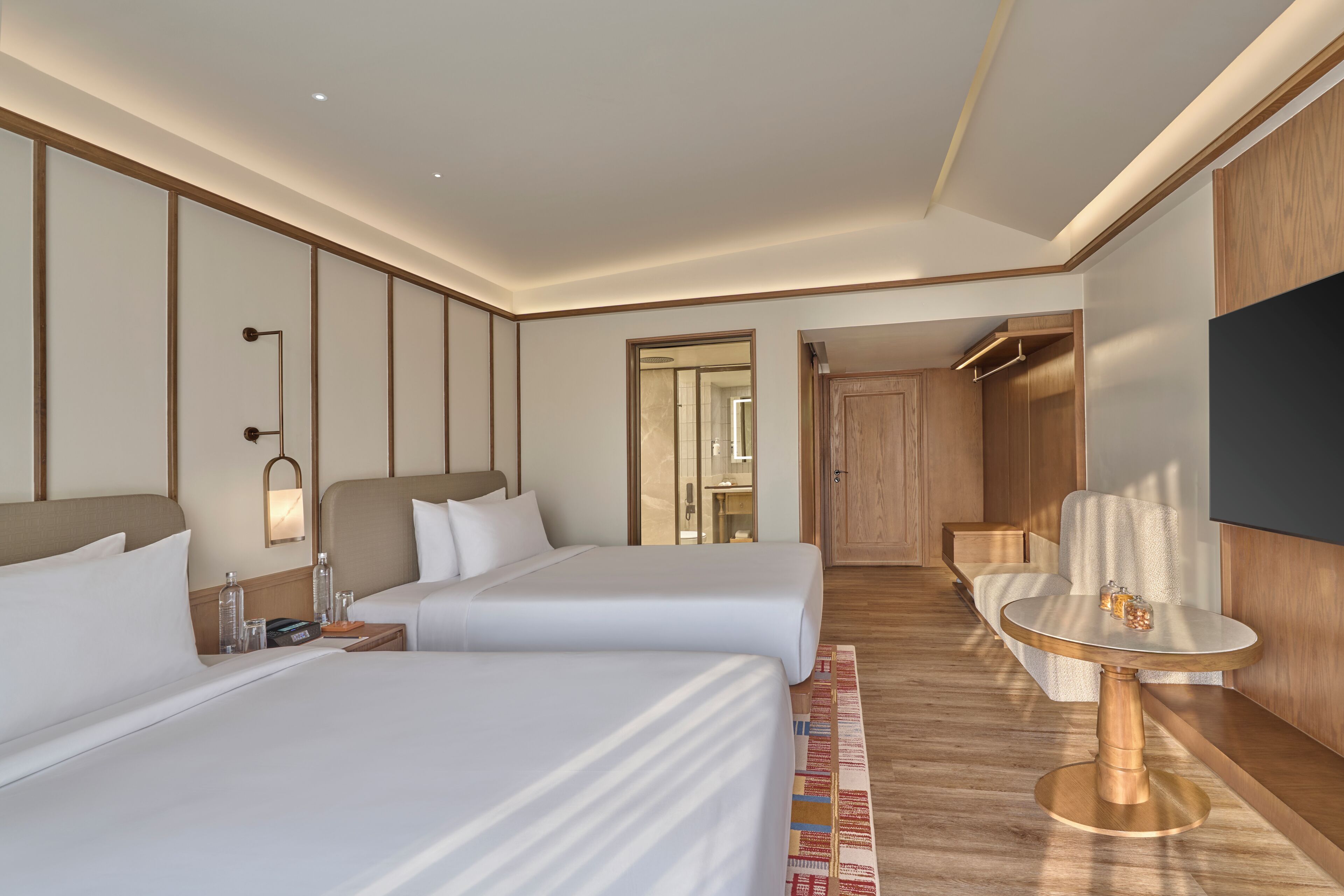 Minibar amb articles gratuïts i caixa forta a l'habitació 