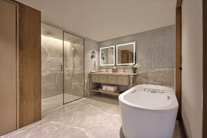 Articles de toilette gratuits, sèche-cheveux, peignoirs, chaussons