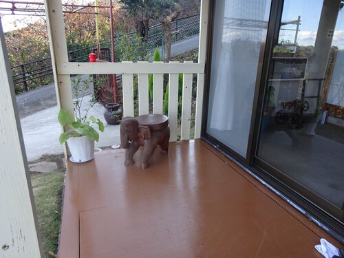 Inn in an old house connecting the blue sea and travelers by post