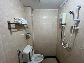 Deluxe Triple Room | Bathroom | Shower, towels