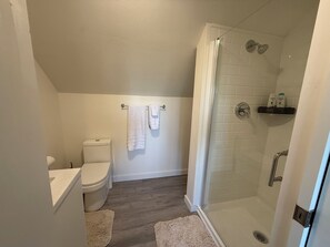 Dusj, hårføner, håndklær og såpe