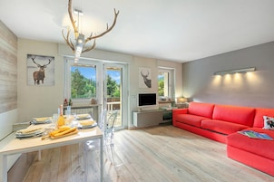 Standard Apartment, Multiple Bedrooms (Appartamento La Picozza) | Living area | 21-inch flat-screen TV with cable channels