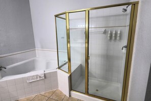 Een douche, een haardroger, handdoeken