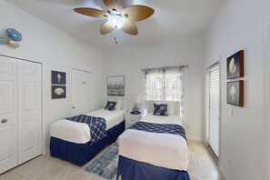 2 bedrooms, iron/ironing board, travel cot, Internet - 1st floor condo w/ tennis court, gym, near theme parks, basketball court, patio (Davenport)