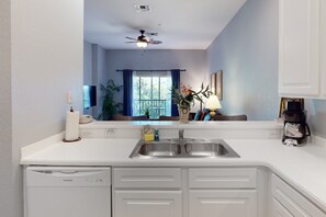 Interior - 3rd floor condo w/ restaurant, pools, basketball court, near theme parks, gym (Davenport)