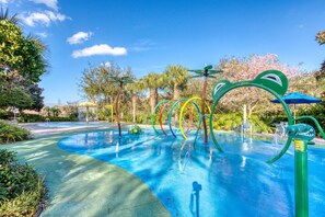 Ein Wasserpark mit bunten Bauwerken und blauem Himmel.