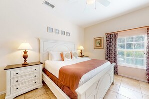 2 bedrooms, iron/ironing board, travel cot, Internet - 1st-floor condo with sauna, restaurant, gym & pools (Davenport)