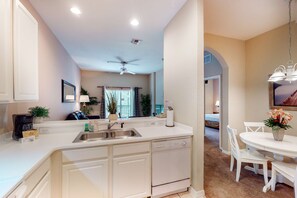 Coffee/tea maker, fridge, microwave, oven - 2nd floor condo near theme parks, sauna, gym, shared pools, balcony (Davenport)