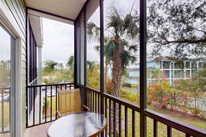 Property grounds - 2nd floor condo near theme parks, balcony, pools, restaurant, basketball court (Davenport)