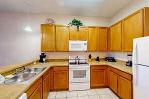 Private kitchen - 2nd floor condo near theme parks, balcony, pools, restaurant, basketball court (Davenport)