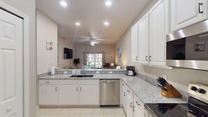 Private kitchen - 1st floor condo w/ gym, tennis court, sauna, patio, restaurant, near theme parks (Davenport)