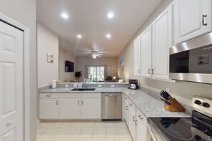 Private kitchen - 1st floor condo w/ gym, tennis court, sauna, patio, restaurant, near theme parks (Davenport)