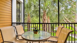 Outdoor dining - Condo w/ shared pools, fitness center - near Old Lake Davenport & Disney (Davenport)