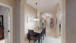 Dining - 1st floor condo w/ patio, pools, gym, near theme parks, limited-mobility access (Davenport)