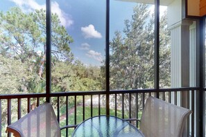 Outdoor dining - Bahama Bay Resort penthouse condo - lakefront, near Disney & other Orlando parks (Davenport)
