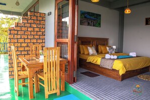 Kahden hengen superior-huone, vuoristonäköala | Tallelokero huoneessa, työpöytä