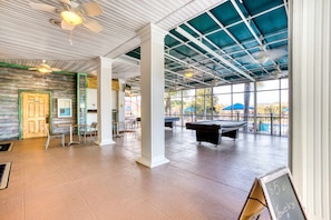Games room - 3rd floor condo w/ basketball court, balcony, sauna, tennis court, shared pools (Davenport)