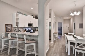 Dining - Lake view condo with WiFi, shared game tables, pools, & hot tubs - snowbirds OK (Davenport)