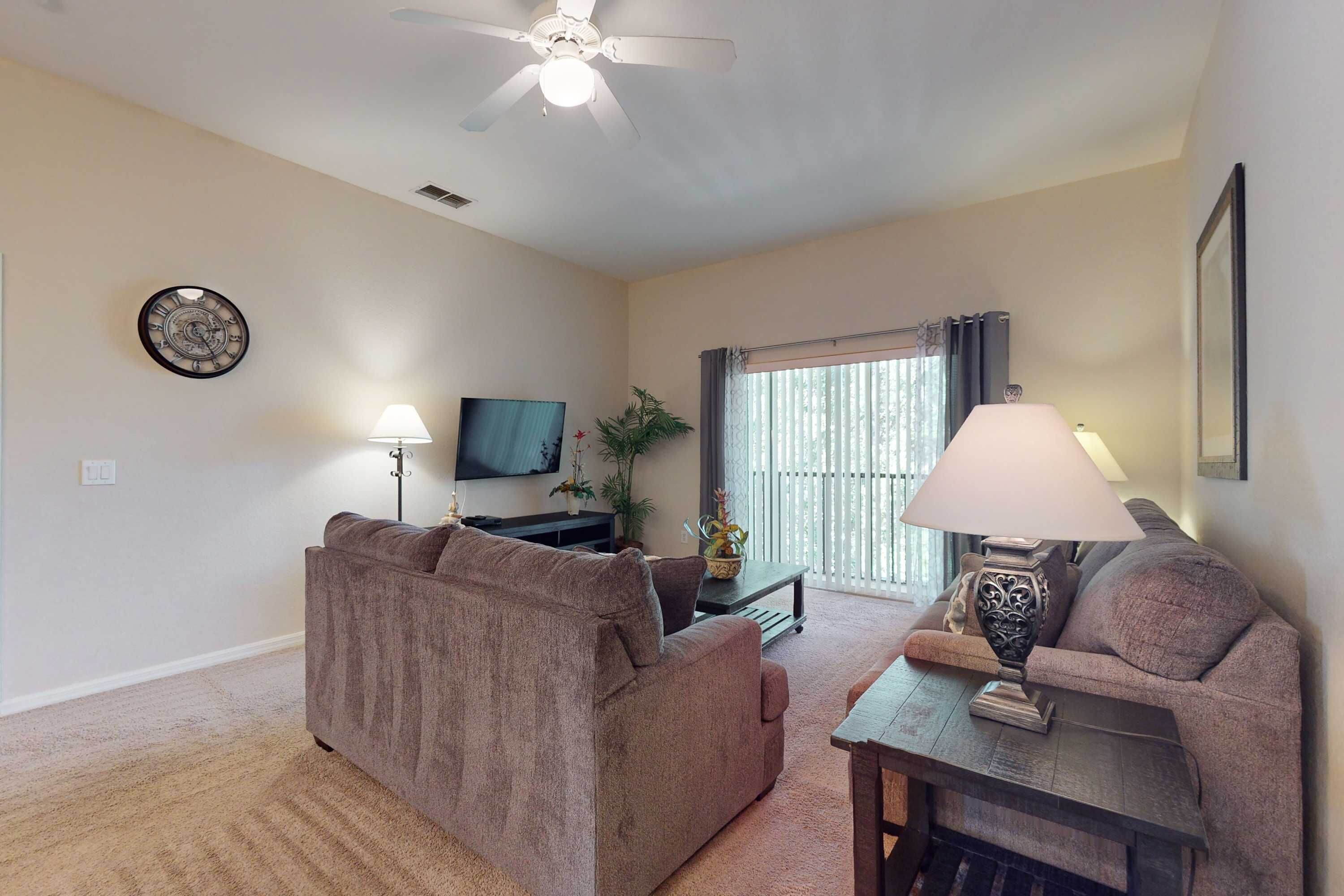 Téléviseur, lecteur de DVD, table de baby-foot, bureau