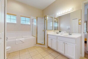 Shower, hair dryer, towels - 3BR resort condo, 10 miles to Disney (Davenport)