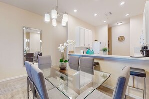 Dining - 3rd floor condo w/ restaurant, shared pools, sauna, gym, basketball court (Davenport)