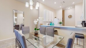 Dining - 3rd floor condo w/ restaurant, shared pools, sauna, gym, basketball court (Davenport)