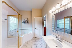 Shower, hair dryer, towels - 1st-floor condo with patio, basketball court, dining & sauna - near theme parks (Davenport)