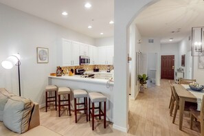 Interior - 1st floor condo w/ shared pools, basketball court, tennis court, patio, sauna (Davenport)
